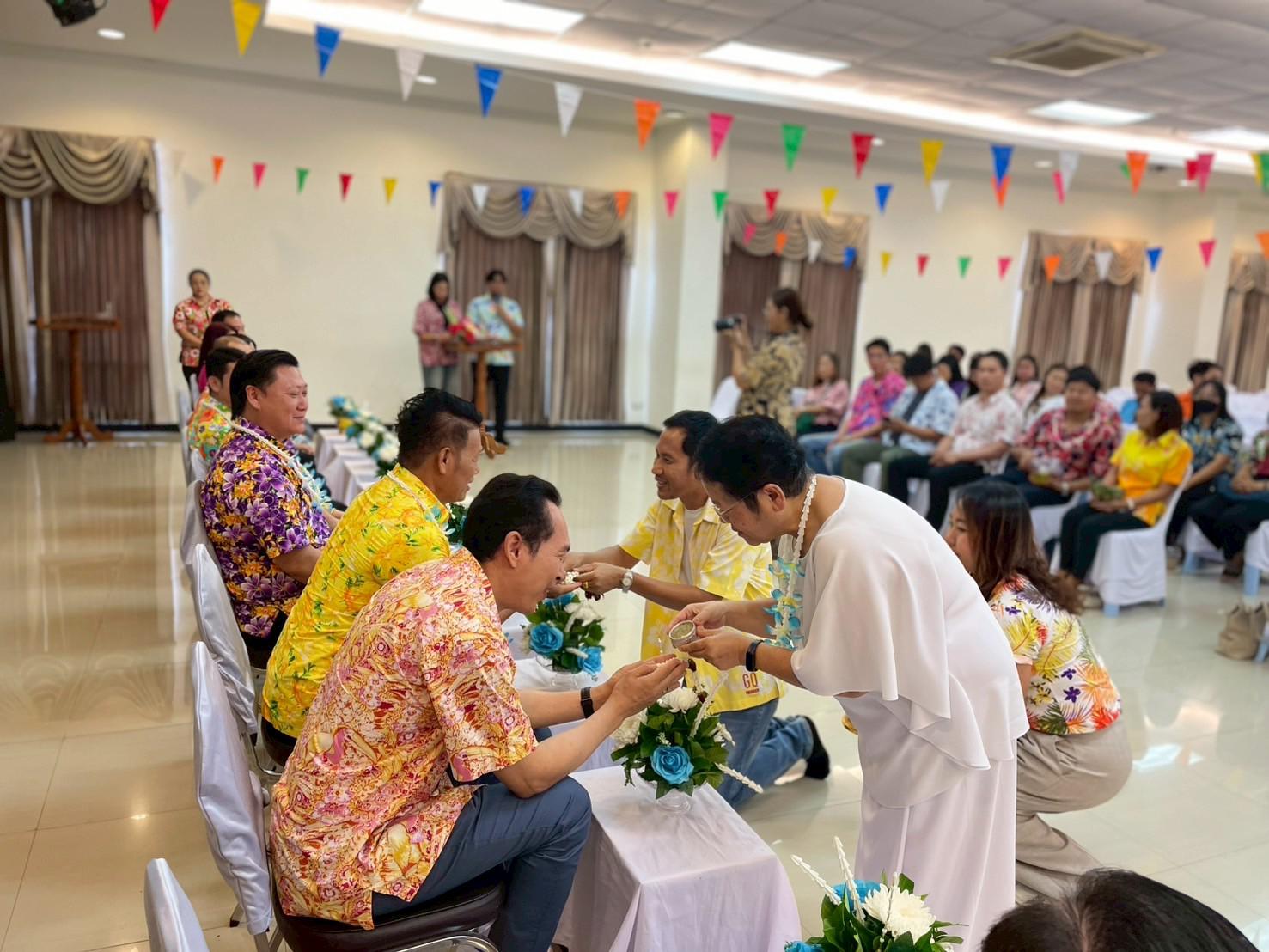 67. วันที่ 26 เมษายน 2568 สาขาการบริหารการศึกษา ได้จัดกิจกรรมรดน้ำดำหัวคณาจารย์ระดับบัณฑิตศึกษา ประจำสาขาการบริหารการศึกษา ณ ห้องประชุมครุร่มสัก 1 ชั้น 3 อาคารคณะครุศาสตร์